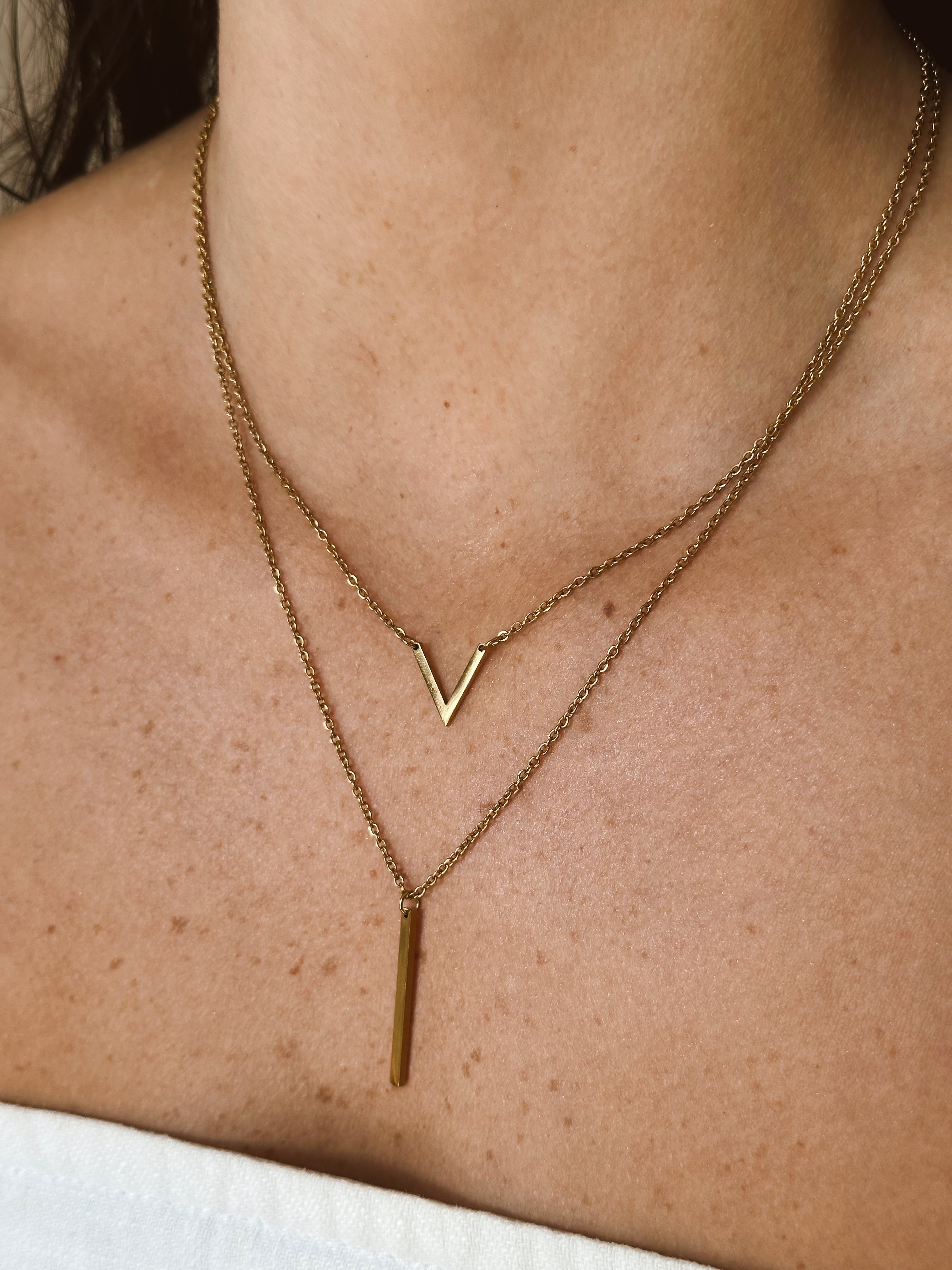 V & Bar Necklace - Gold